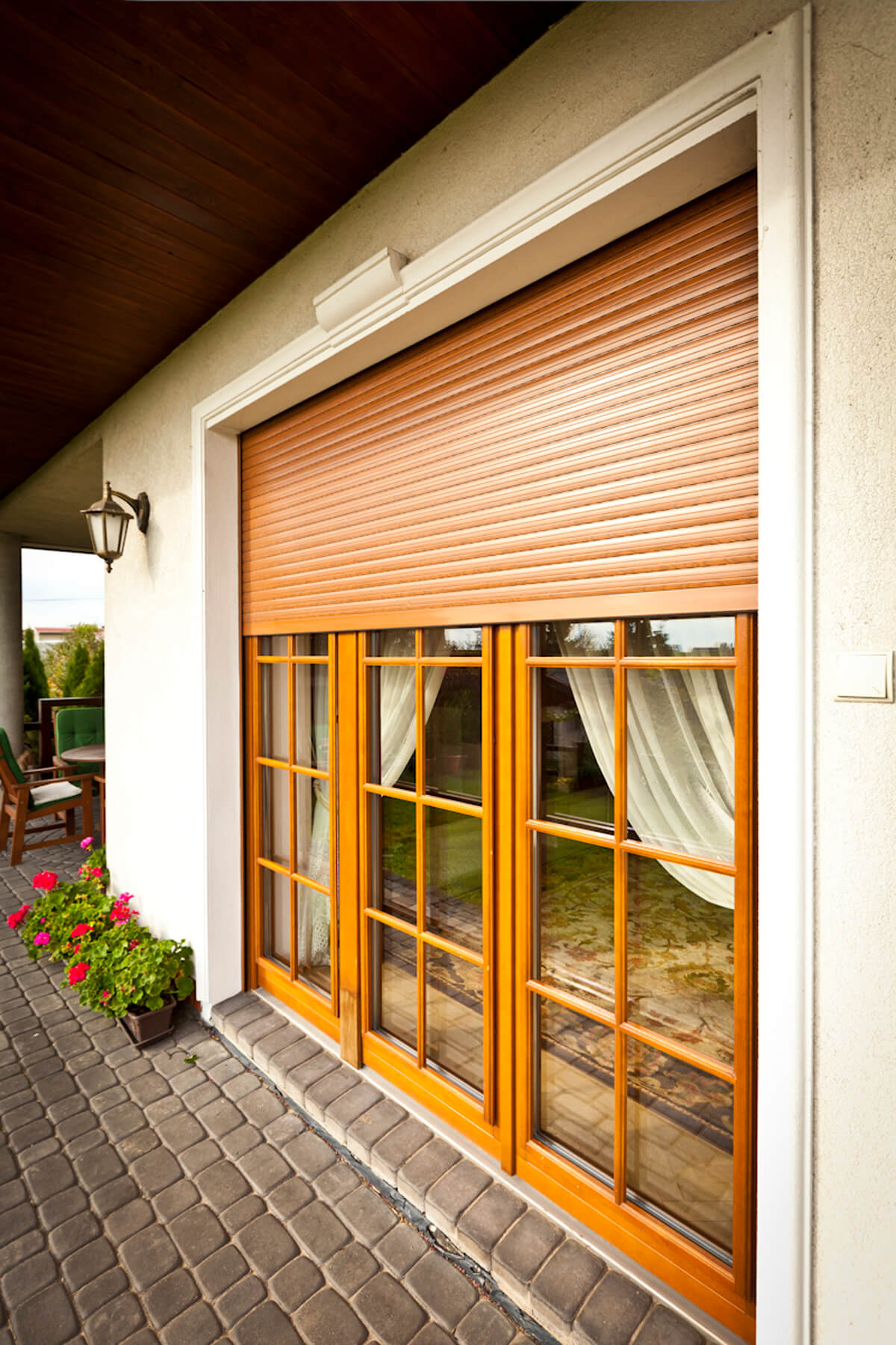 Roller shutters and external venetian blinds with insect scr